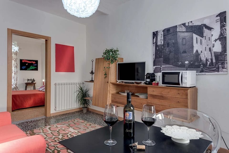 Classic Room | Living area | 32-inch flat-screen TV with digital channels, TV