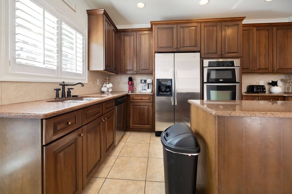 Large kitchen with plenty ow workspace
