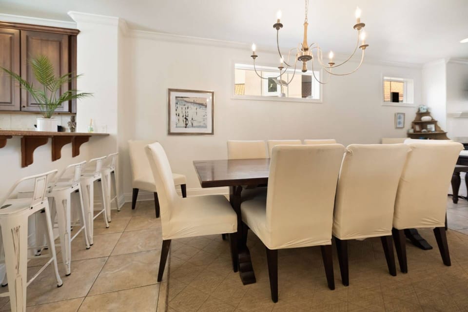 Additional seating for 4 is available at the kitchen bar