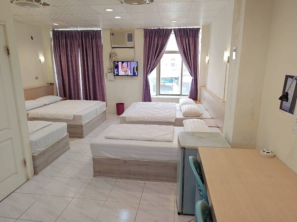 Basic Studio Suite | Living area | 32-inch TV with cable channels