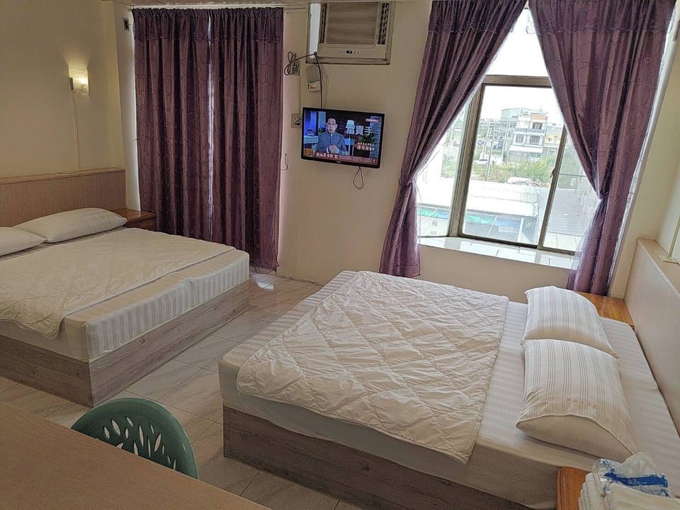 Basic Quadruple Room | Living area | 32-inch TV with cable channels