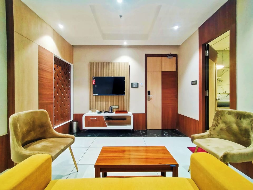 Executive Room | Living area | 44-inch Smart TV with cable channels