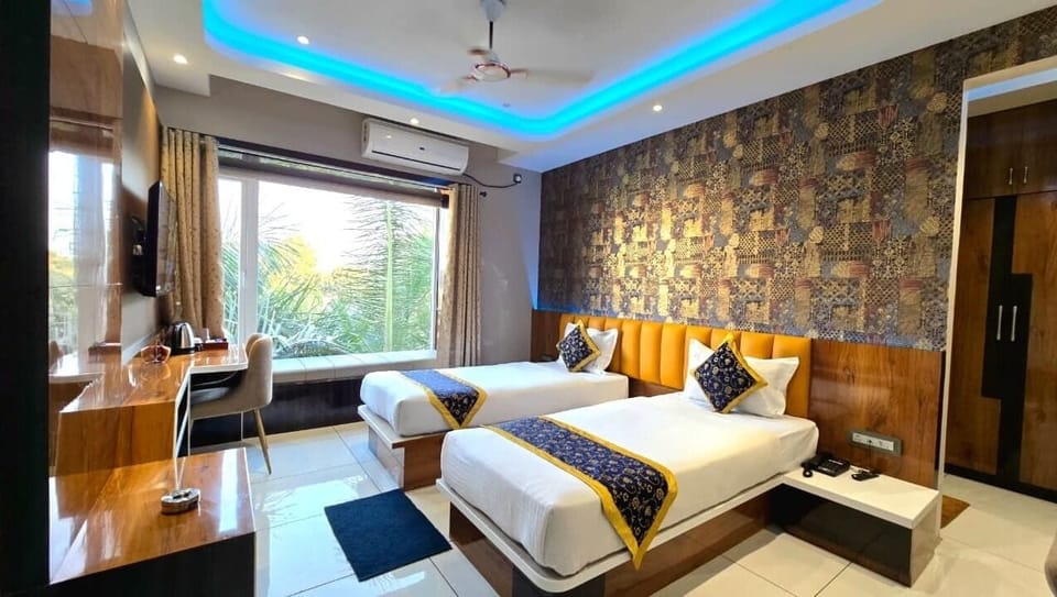 Classic Twin Room | Down comforters, desk, laptop workspace, WiFi (free)