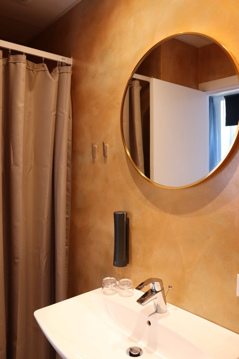 Family Room | Bathroom | Shower, towels, soap, shampoo