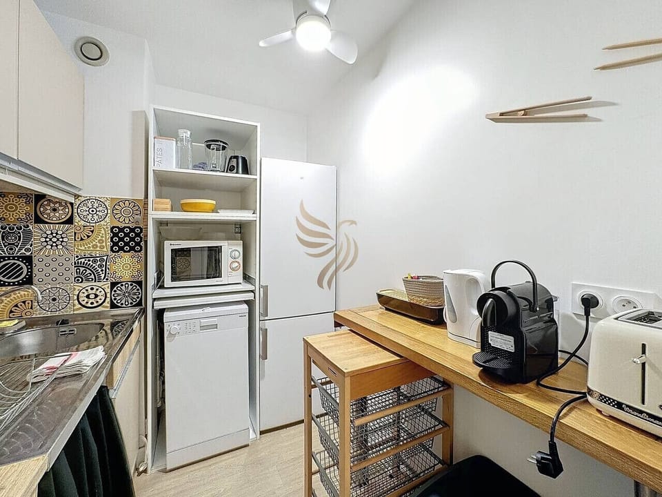 Cuisine bien équipée où vous pourrez préparer vos repas. La disposition compacte offre une utilisation efficace de l`espace, idéale pour les petits repas ou un café rapide.
