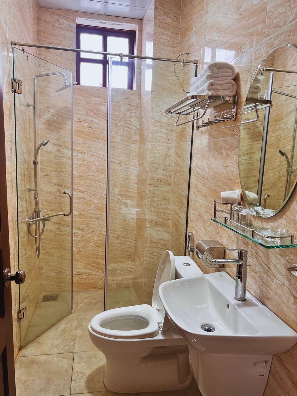 Superior Double Room | Bathroom | Bathtub, free toiletries, hair dryer, slippers