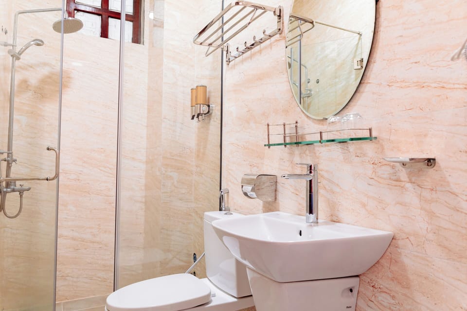 Premium Double Room | Bathroom | Bathtub, free toiletries, hair dryer, slippers