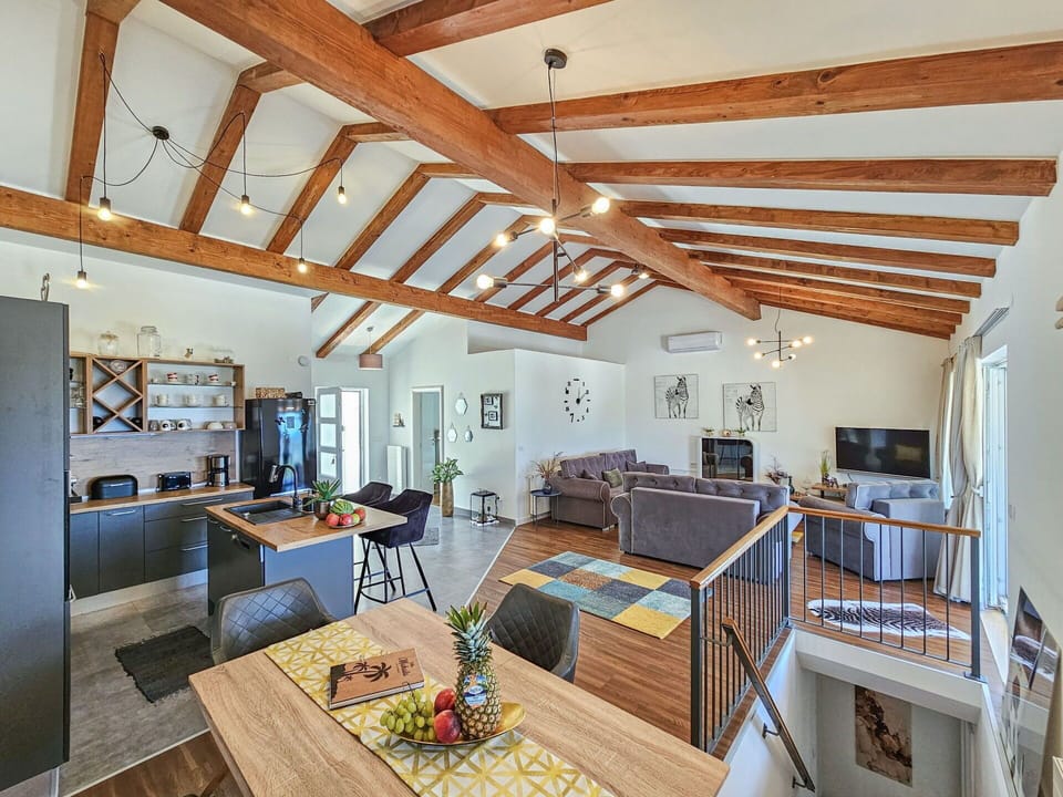 Couch, Property, Table, Furniture, Wood, Bookcase, Chair, Living Room, Interior Design, Flooring