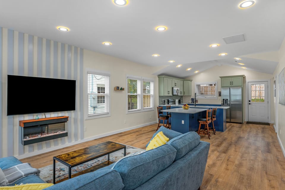 Signature House, 4 Bedrooms, City View | Living room | Smart TV