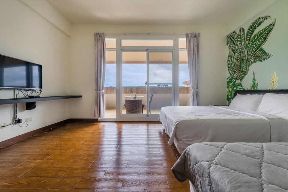 Family room with balcony | Blackout drapes, WiFi (free), bed sheets
