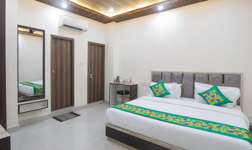Deluxe Room | Individually furnished, desk, blackout drapes, iron/ironing board