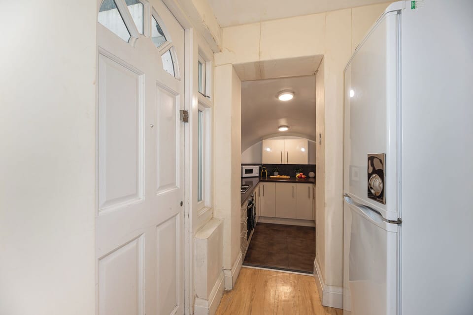 3 Bedroom Apartment with Free Wi-Fi & private terrace in Pimlico, Westminster