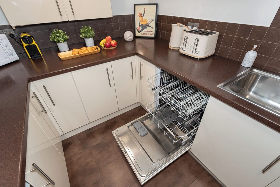 3 Bedroom Apartment with Free Wi-Fi & private terrace in Pimlico, Westminster
