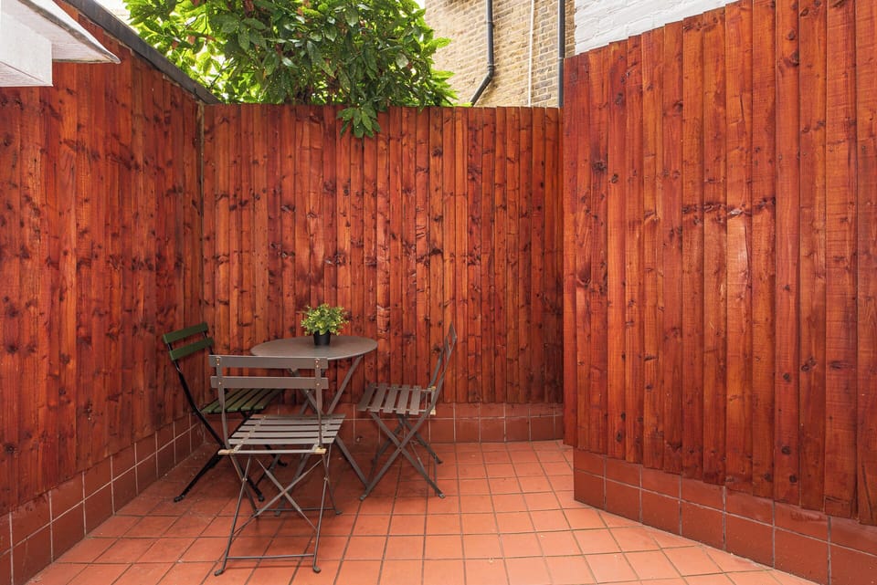 3 Bedroom Apartment with Free Wi-Fi & private terrace in Pimlico, Westminster