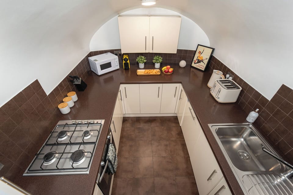 3 Bedroom Apartment with Free Wi-Fi & private terrace in Pimlico, Westminster