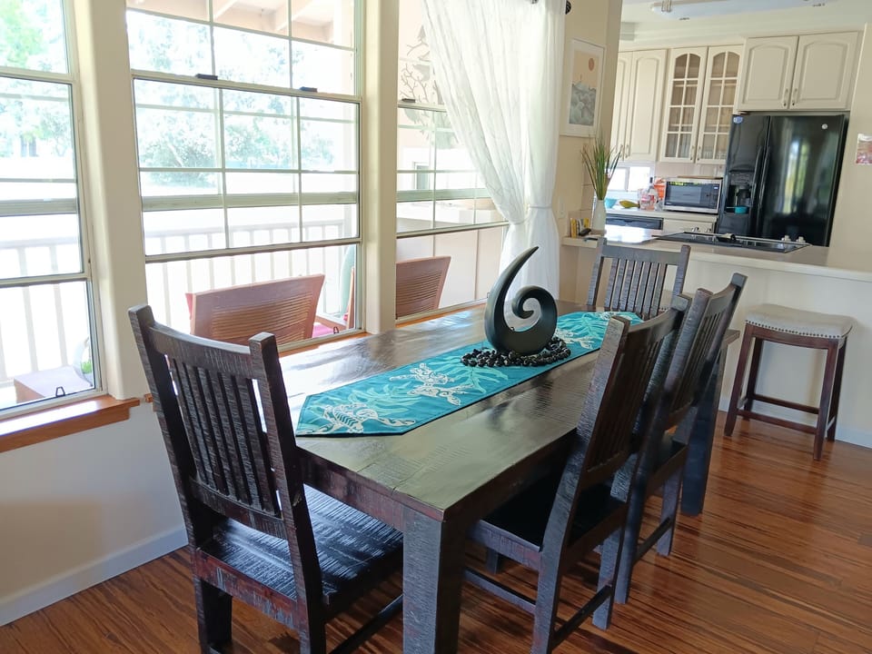 Your family will thoroughly enjoy this wonderful space for dinner and snacks.
All with fantastic views of the cliffs too.  
There is plenty of seating for family and guests at the table and also at the sit up bar.
This open style concept allows conversation throughout the home while  in the kitchen, dining room and living room.
This is sure crowd please.
Families love this house!!
