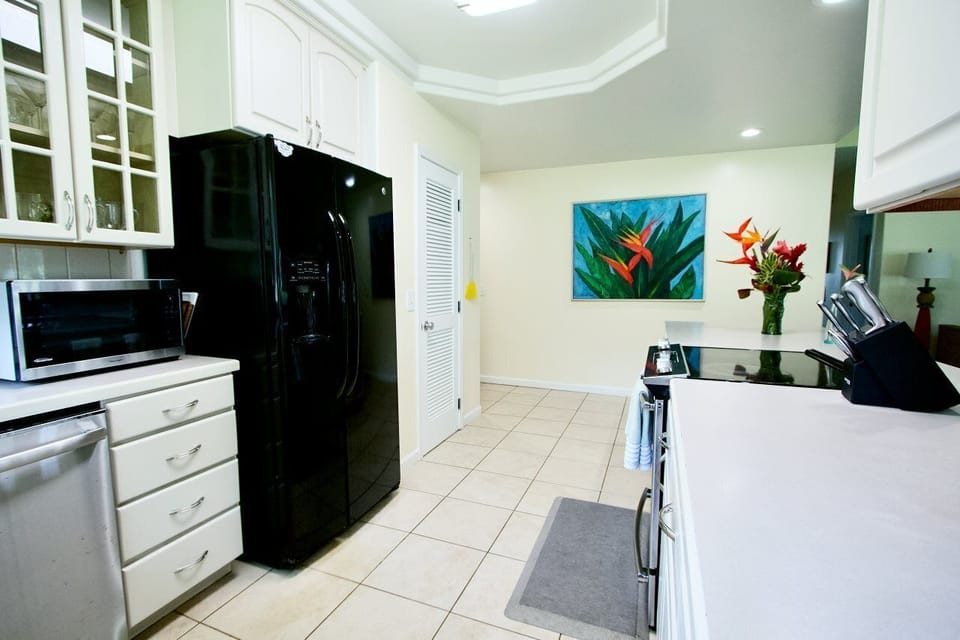 Dine until your heart's content in this well-appointed kitchen and Lots of amenities.
That's beautiful, open concept kitchen has plenty of room and overlooks the dining area and the living room. There's also a sit up bar for you to use and enjoy.
Your family will be very pleased at this beautiful princeville , home with plenty of room and space to enjoy :)
