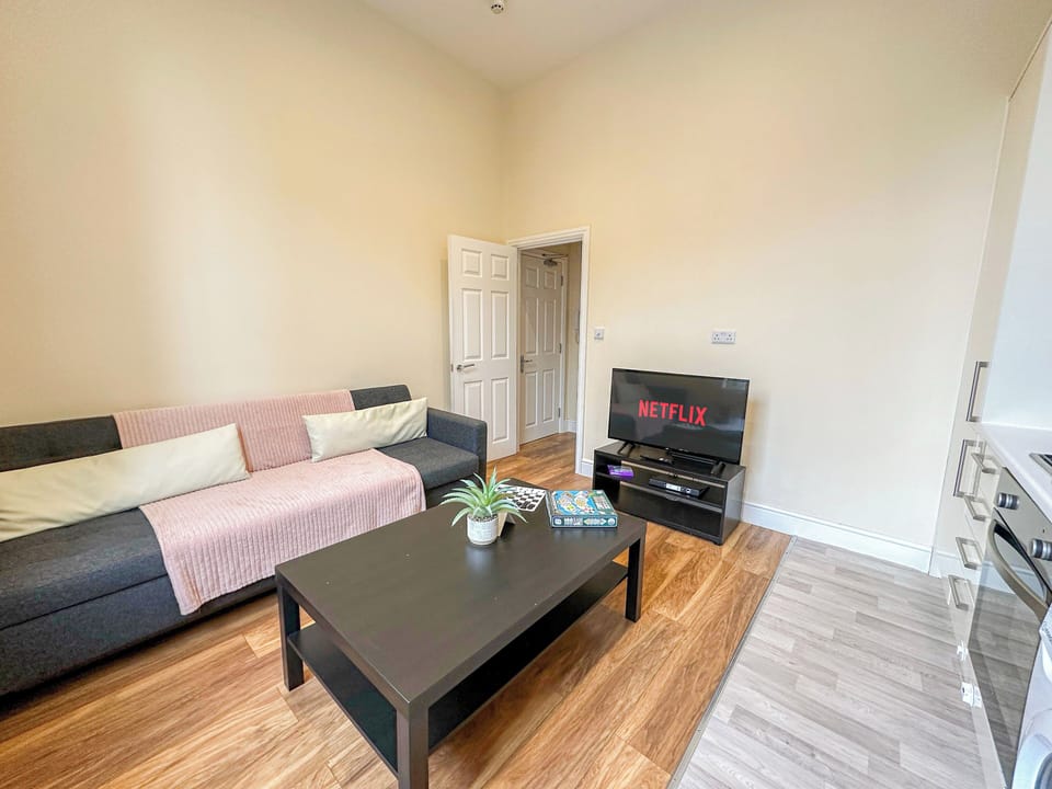 London's 2-Bedroom with Free Wi-Fi flat in Shepherd's Bush, near Hammersmith

