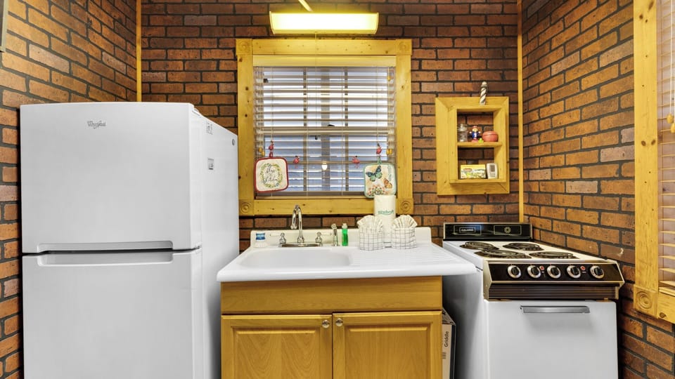 House, Multiple Beds, Patio, Garden View (Vintage Waves) | Private kitchen | Fridge, microwave, oven, stovetop