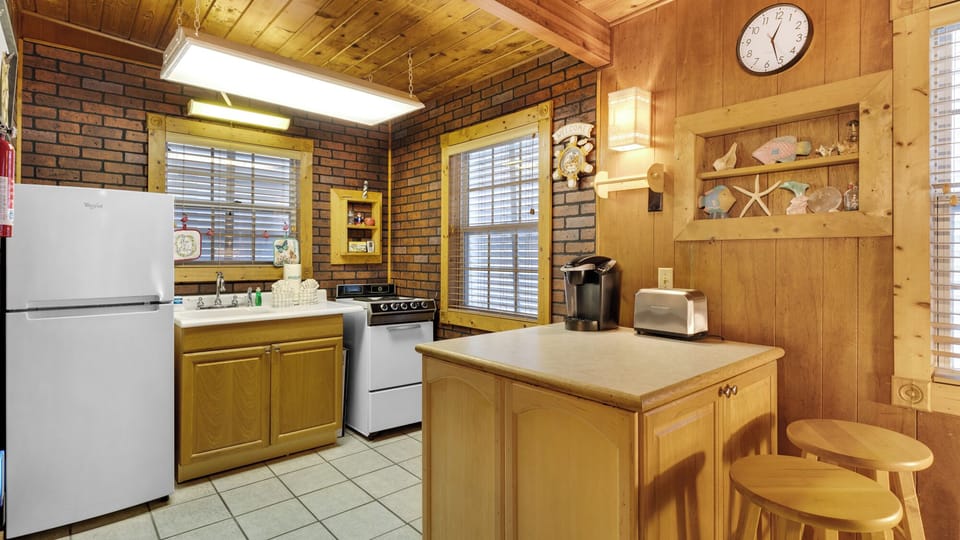 House, Multiple Beds, Patio, Garden View (Vintage Waves) | Private kitchen | Fridge, microwave, oven, stovetop