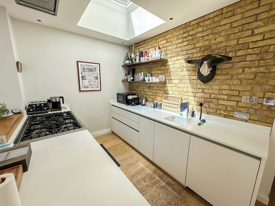 2 Bedroom flat with private patio & firepit in Shepherds Bush, Near Hammersmith
