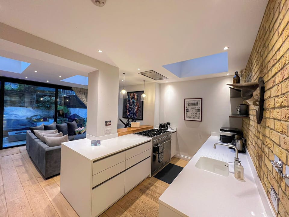 2 Bedroom Flat with Private Patio & Firepit in Shepherds Bush near Hammersmith