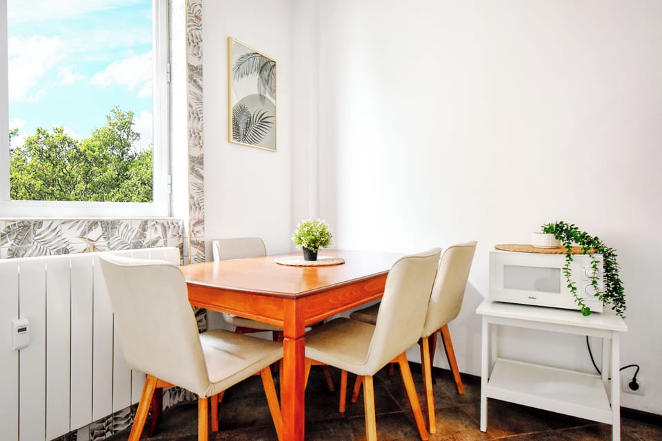 Bright dining area with a view to inspire your mornings. Want to know more about this charming corner? We’re here to help!