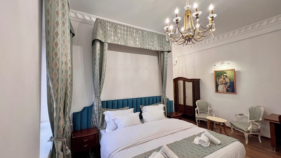Luxury Double or Twin Room, Mountain View | Egyptian cotton sheets, premium bedding, down comforters, pillowtop beds
