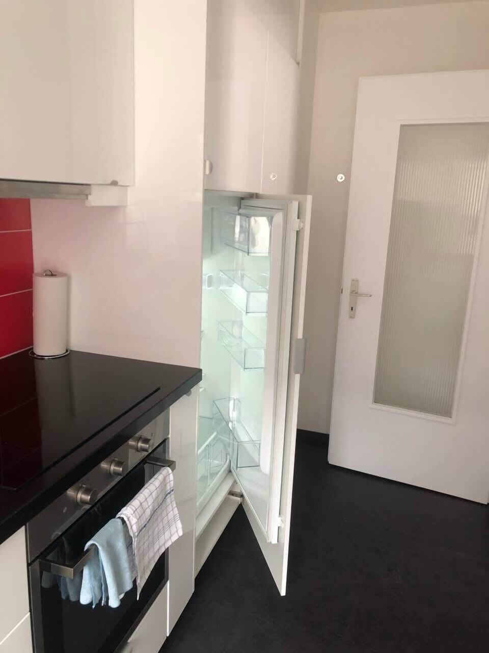 Waschbecken, Backofen, Kühlschrank, Tiefkühler und Geschirrspüler. Alle nötigen Utensilien zum kochen, wie Pfannen, Teller, Gläser bis hin zum Wasserkocher für deinen Tee am Abend. Für deine Kochkünste, hat es fast alles, was dein Herz begehrt!