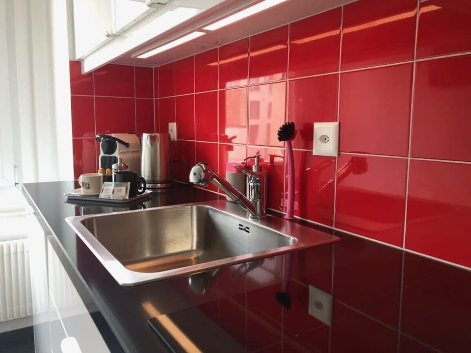 Waschbecken, Backofen, Kühlschrank, Tiefkühler und Geschirrspüler. Alle nötigen Utensilien zum kochen, wie Pfannen, Teller, Gläser bis hin zum Wasserkocher für deinen Tee am Abend. Für deine Kochkünste, hat es fast alles, was dein Herz begehrt!