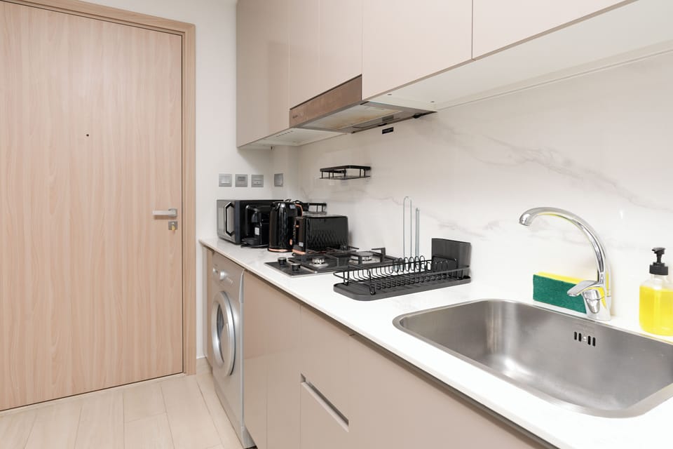 Comfort Studio, Balcony, City View | Private kitchen | Fridge, microwave, stovetop, coffee/tea maker