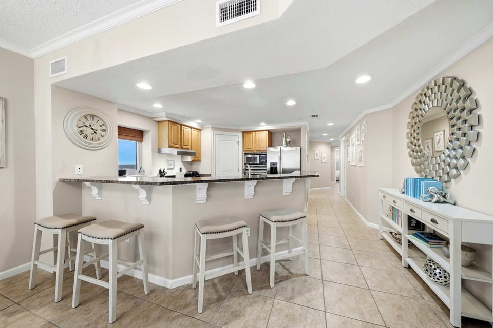  Breakfast bar with additional seating for 4