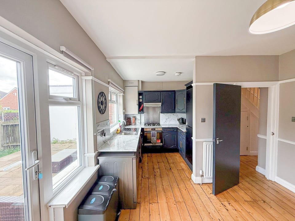 Modern kitchen & dining in New Malden near Kingston, Raynes Park & Wimbledon