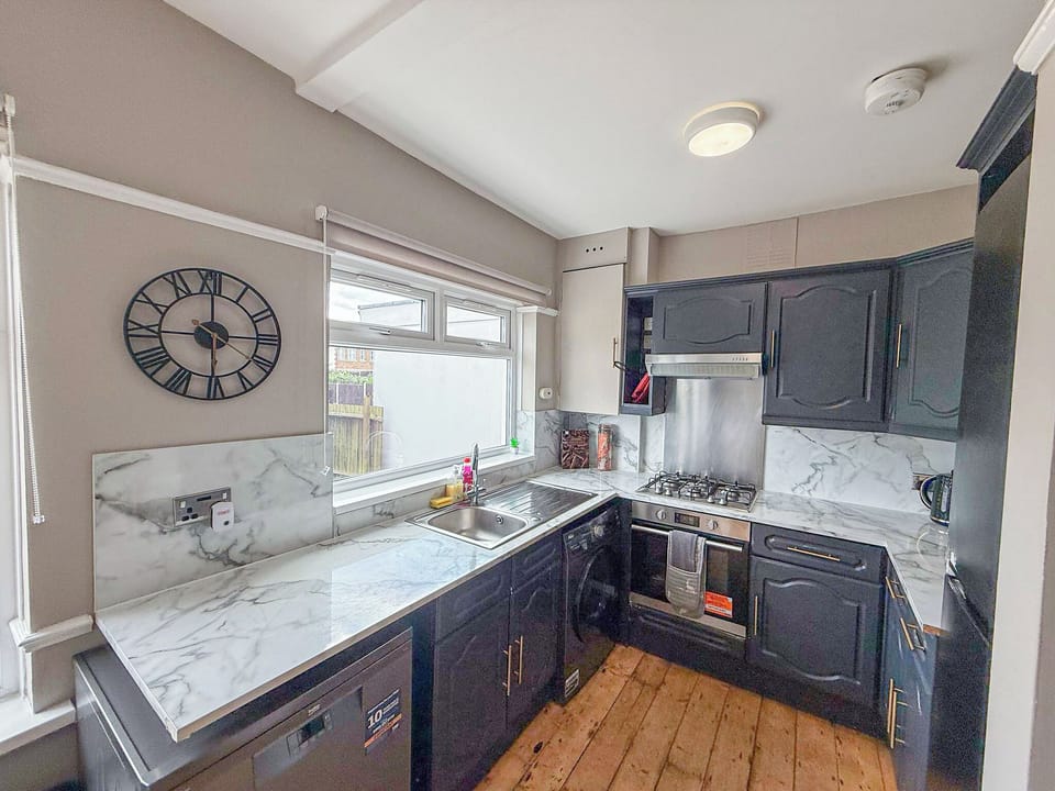 Modern kitchen & dining in New Malden near Kingston, Raynes Park & Wimbledon
