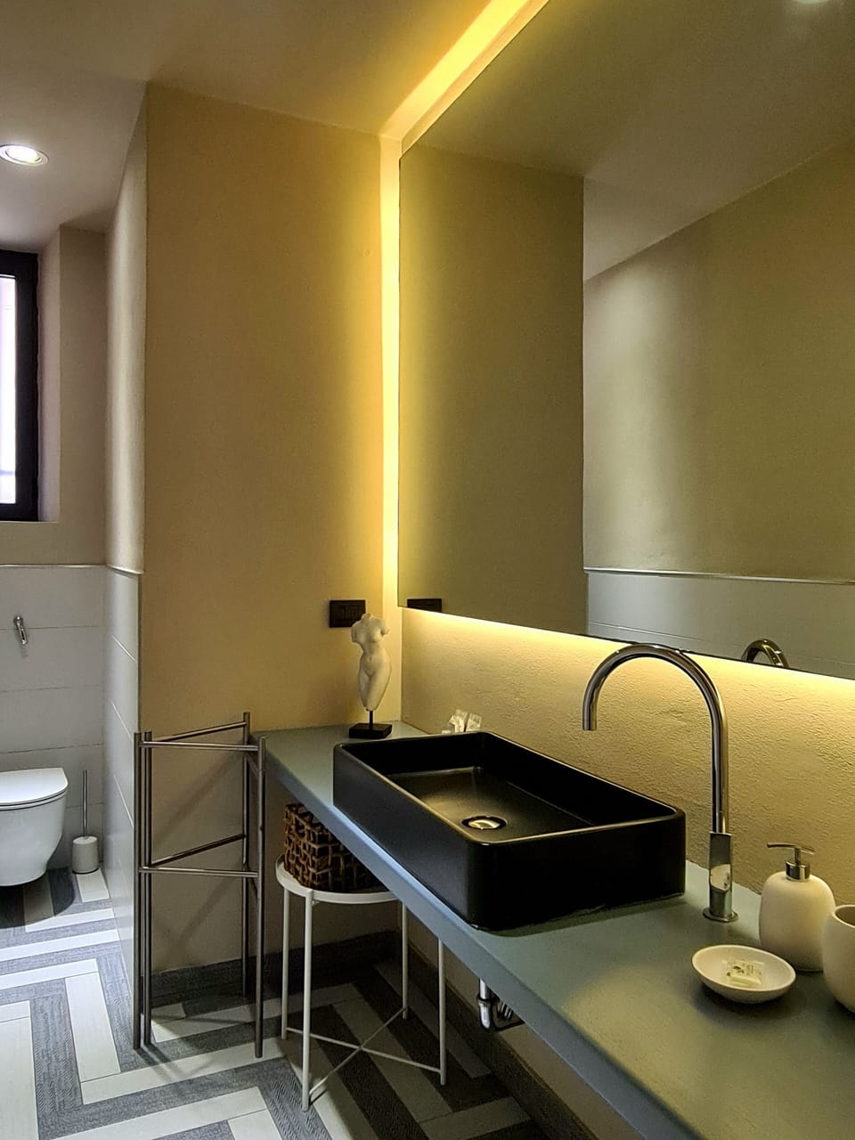 Deluxe Double Room | Bathroom | Slippers