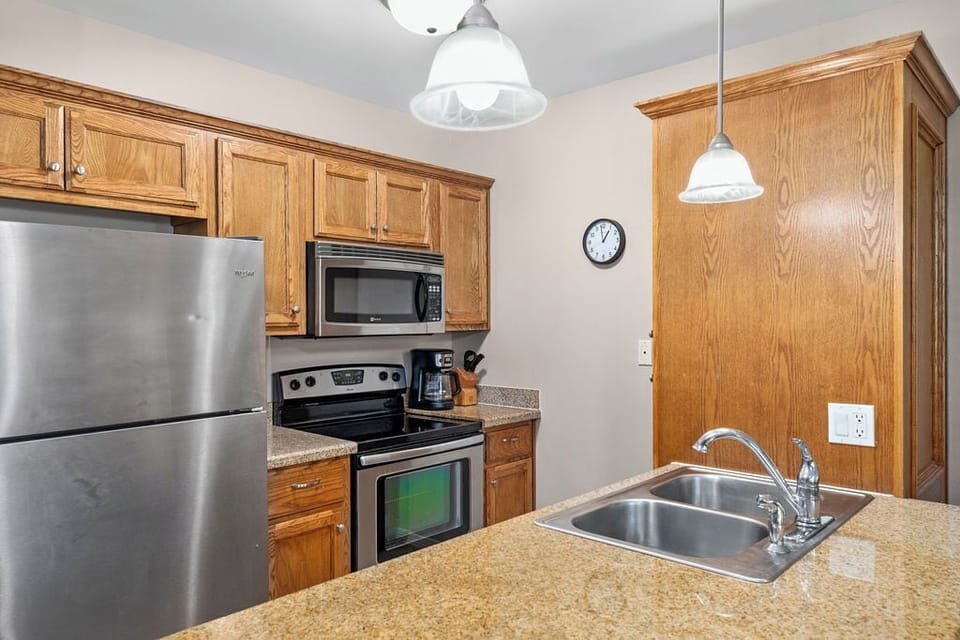 Condo, Balcony | Private kitchen | Coffee/tea maker, toaster