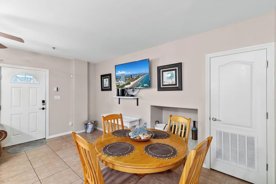 Condo, Balcony | In-room dining