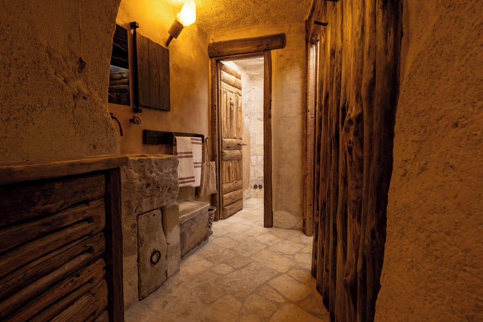 Middle Neolithic Dwelling of Serra D'Alto 3 (Matera) - in a cave with view of the Sassi | Bathroom | Shower, hair dryer, slippers, bidet