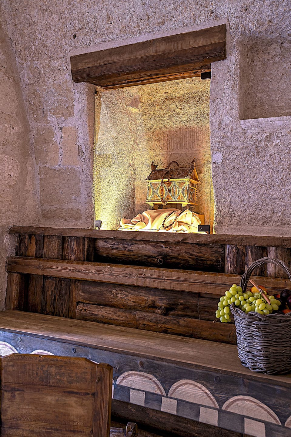 Enotrian Dwelling 4 - in a cave with view of the Sassi | Down comforters, individually decorated, individually furnished, desk