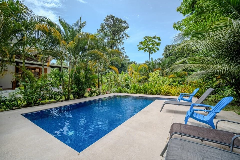 Villa en Tres Lodge shared pool surrounded by gardens