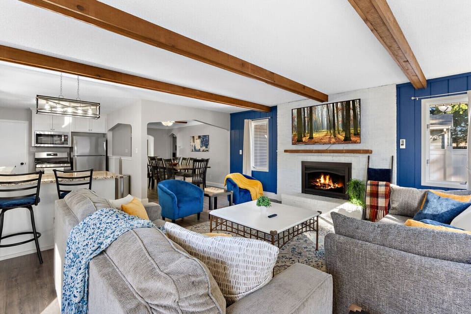 Living Room: Pullout Couch, Standard Couch, HD Roku Smart TV, Games