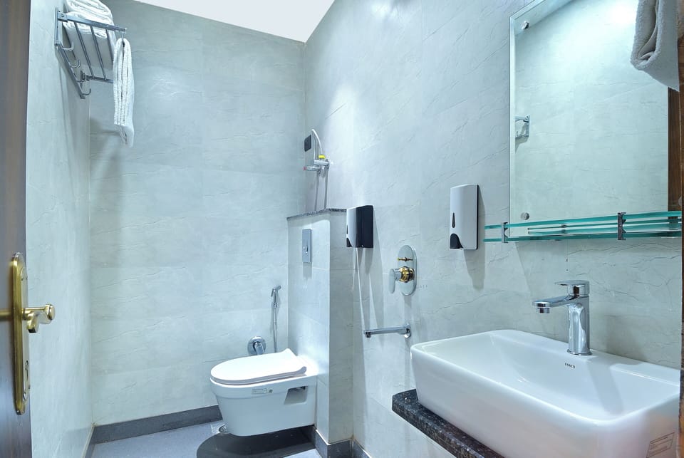Shower, rainfall showerhead, free toiletries, slippers