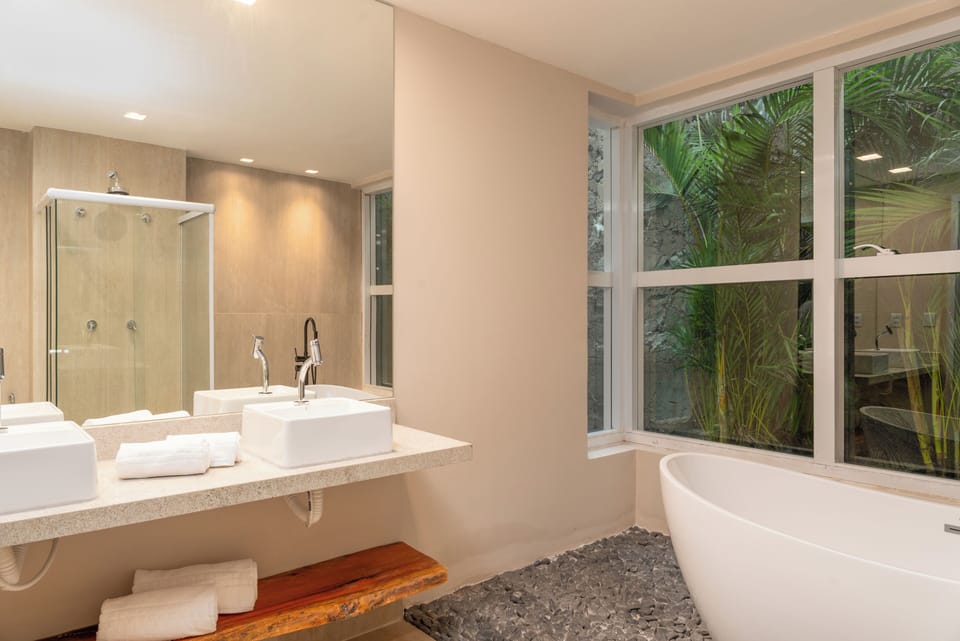 Royal Double Room, 1 Queen Bed | Bathroom | Free toiletries, hair dryer, towels, soap