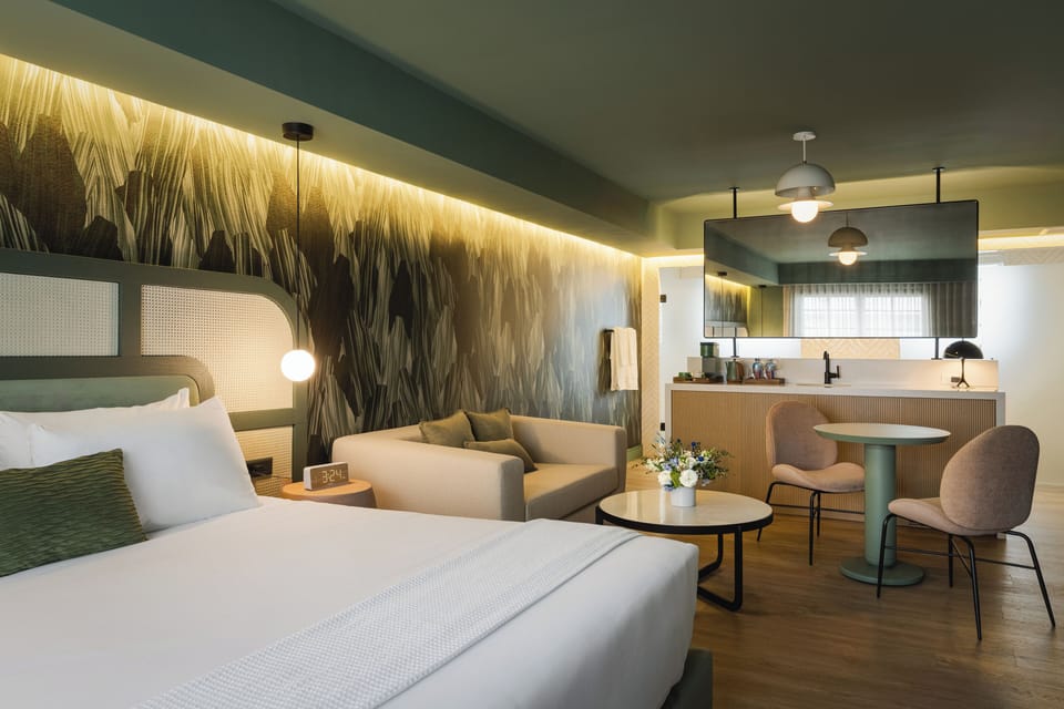 Deluxe Suite | Premium bedding, blackout drapes, iron/ironing board, free WiFi