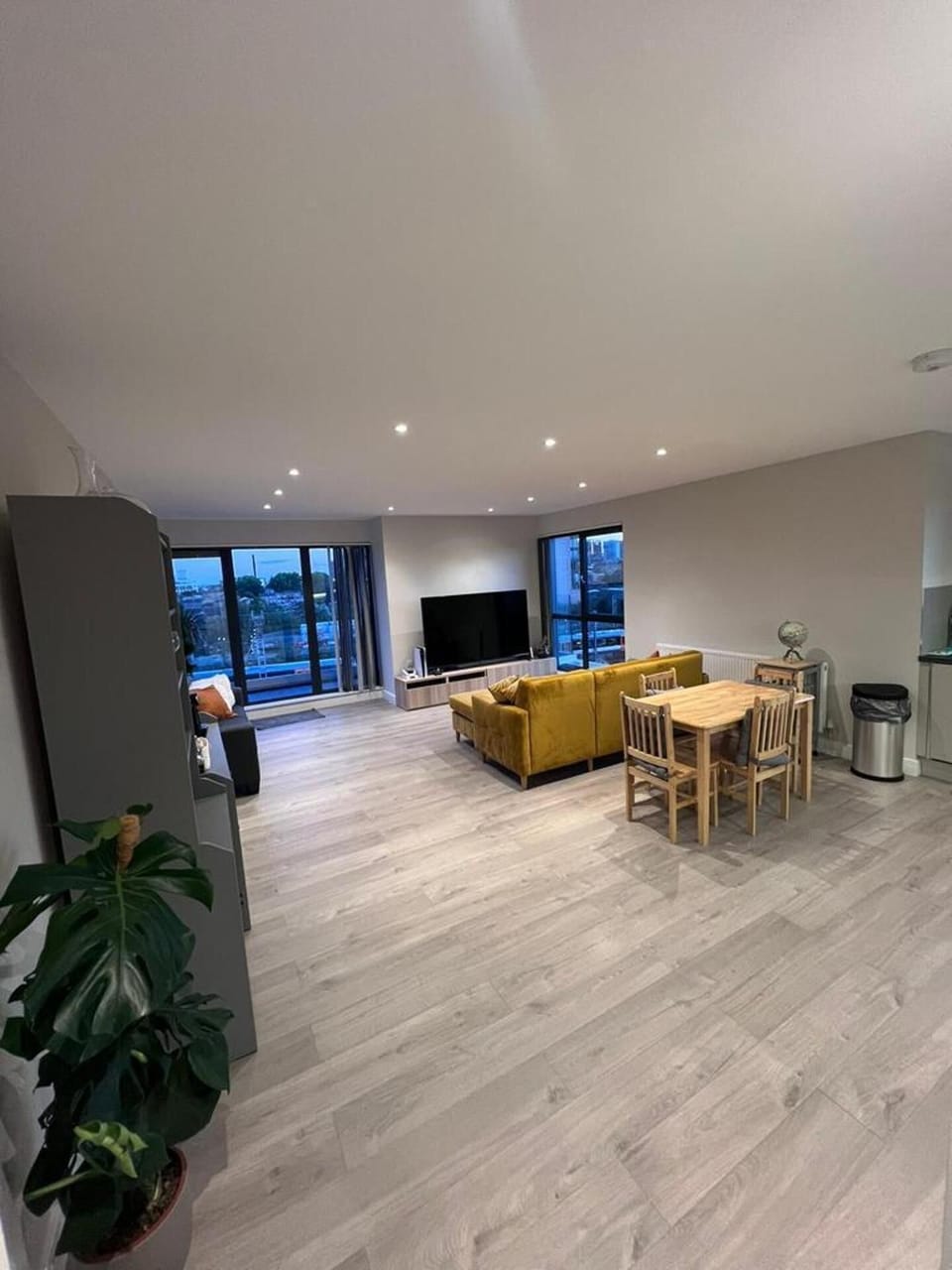 Apartment | Living area | Fireplace