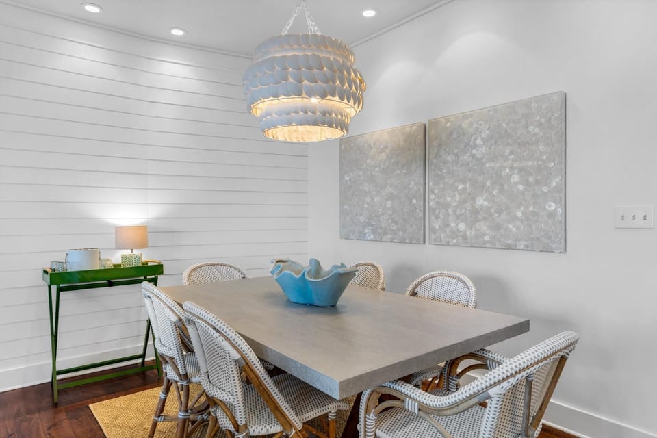 Dining Area Seating for 6 Guests