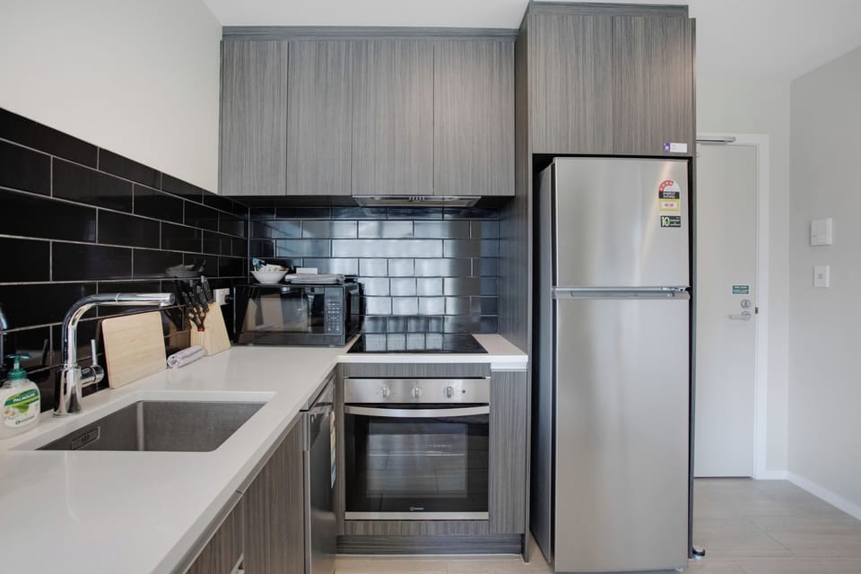 Apartment, City View | Private kitchen | Fridge, microwave, oven, stovetop