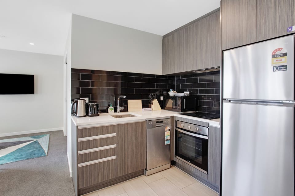 Apartment, City View | Private kitchen | Fridge, microwave, oven, stovetop