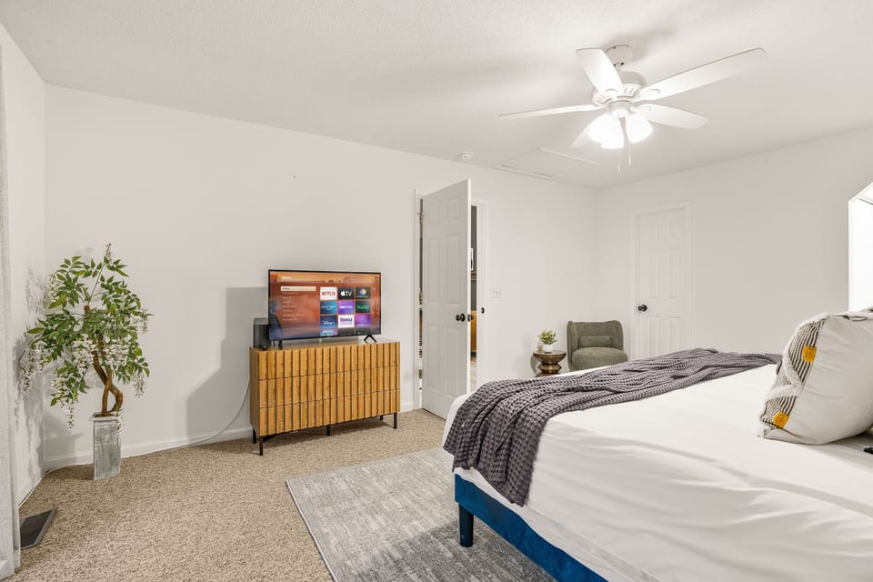 Upper Bedroom Master - King Bed