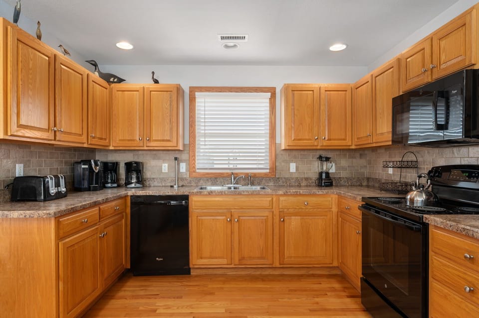 WH582: Beachnuts Too | TL Kitchen Area